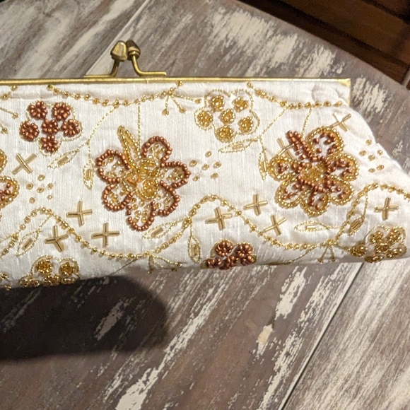 Vintage beaded clutch white linen and gold beads - Picture 15 of 15